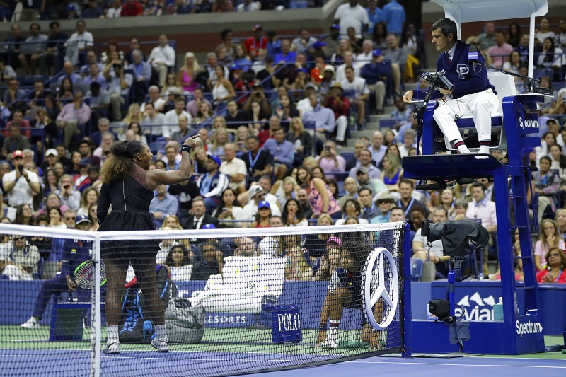 Carlos Ramos bude řídit další mač. Po finále US Open raději nevycházel.