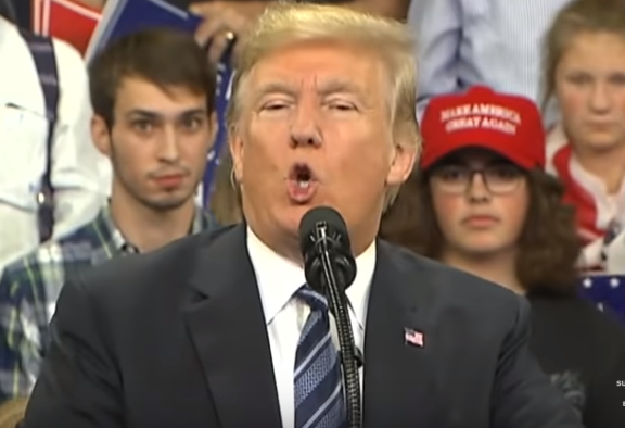 Mladík byl při Trumpově (na snímku) projevu nahrazen kráskami. Byl málo nadšený. Mladík byl při Trumpově (na snímku) projevu nahrazen kráskami. Byl málo nadšený.
