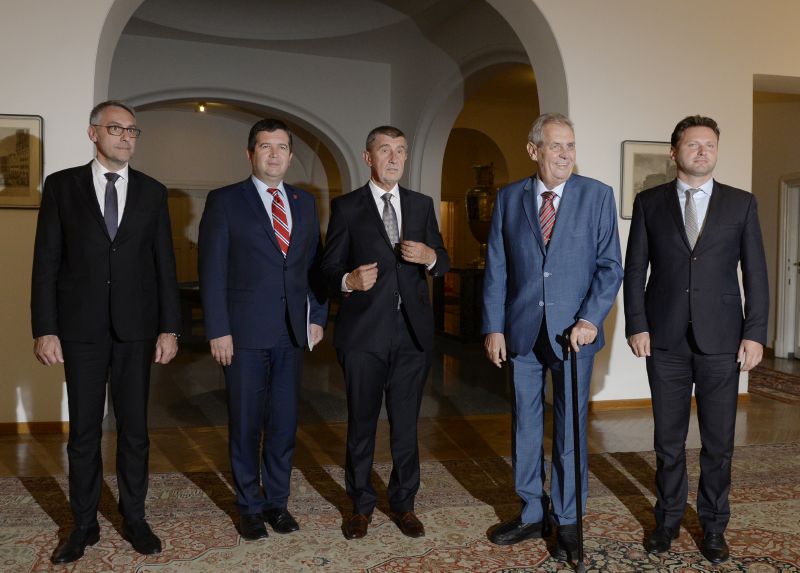 Na Pražském hradě se sešli kvůli koordinaci zahraniční politiky ústavní činitelé. Zleva ministr obrany Lubomír Metnar, ministr zahraničí a Jan Hamáček, premiér Andrej Babiš, prezident Miloš Zeman a předseda Sněmovny Radek Vondráček.