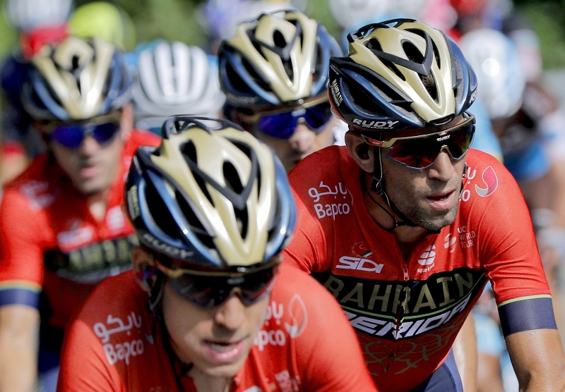 Simon Yates nadále pojede v červeném dresu. Vuelta přitom končí v neděli.