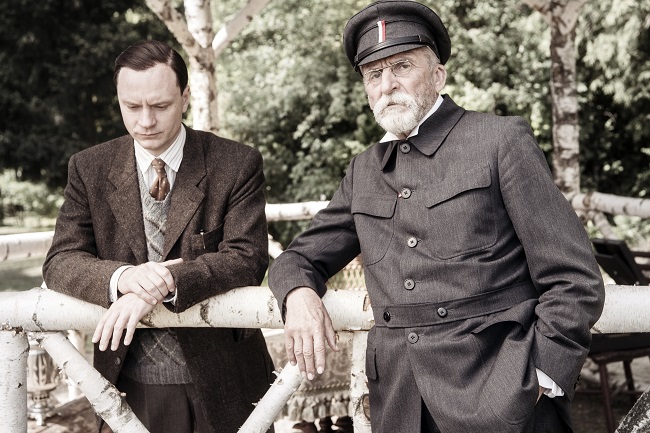 Jan Budař jako Čapek a Martin Huba jako Masaryk v prvních záběrech filmu Hovory s TGM.