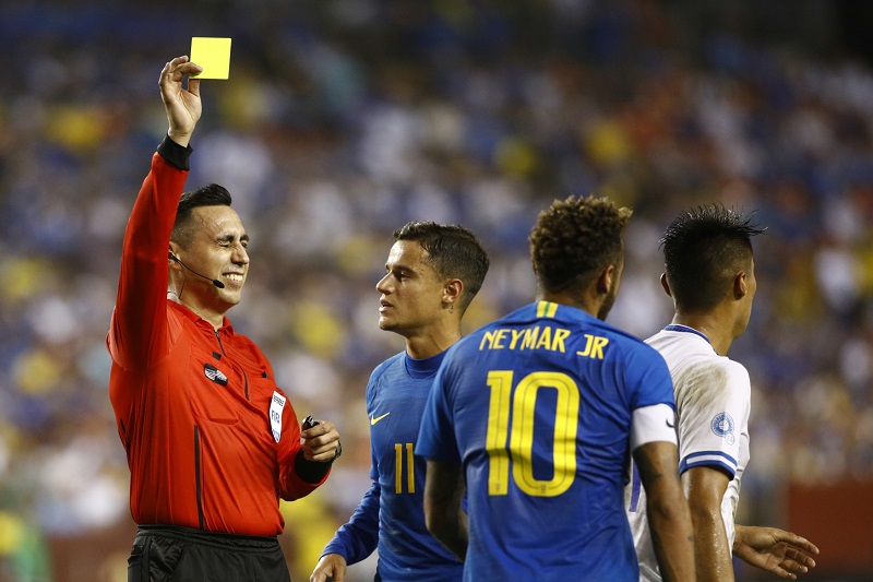 Brazilský útočník Neymar kritizoval sudího Marrufa za udělení žluté karty.