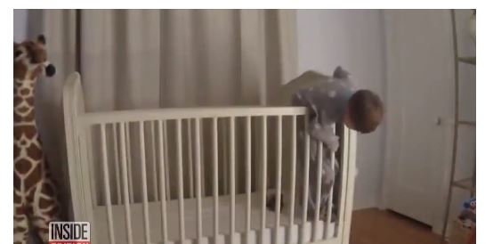 Otec zachránil své dítě před hrozivým úrazem.