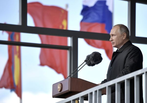 Ruský prezident Vladimir Putin během vojenského cvičení.
