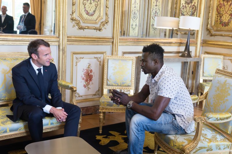 Francouzský prezident Emmanuel Macron (vlevo) a imigrant Spiderman Mamadou Gassama.