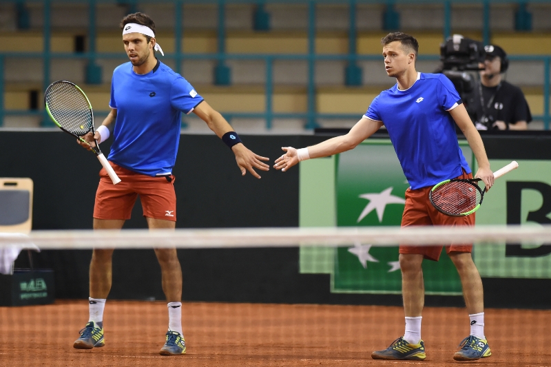 Čeští tenisté Veselý a Pavlásek při jednom z utkání Davis Cupu.