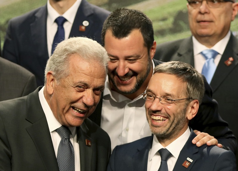 Rakouský ministr vnitra Herbert Kickl (vpravo) při debatě s Dimitrisem Avramopoulosem (zleva) a Matteem Salvinim.