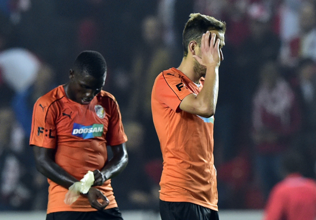 Smutní fotbalisté Plzně po porážce v Edenu.