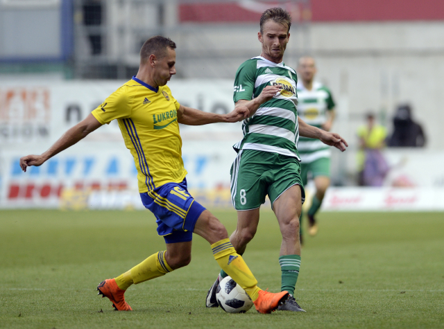 Matějov (vlevo) v souboji se Záviškou z Bohemians.