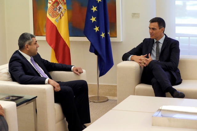 Premiér Španělska Pedro Sanchez (vlevo) hovoří s generálním tajemníkem WHO Zurabem Pololikashvilim.