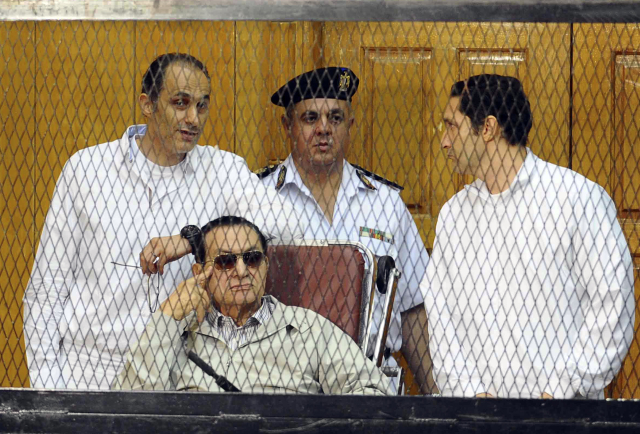 Bývalý egyptský prezident Hosni Mubarak a jeho synové Gamal (zleva) a Alaa.