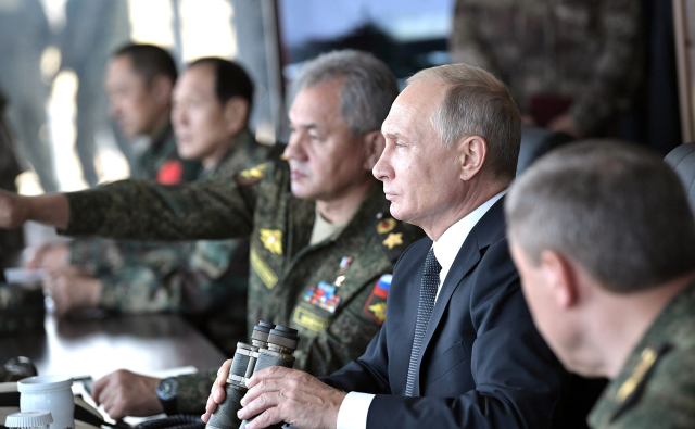 Ruský prezident Vladimír Putin sleduje vojenské manévry Vostok 2018.