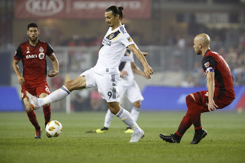 Švédský útočník Zlatan Ibrahimovic (uprostřed).