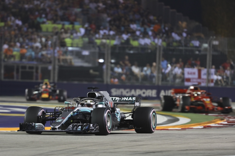 Brit Lewis Hamilton navýšil v Singapuru vedení na 40 bodů.
