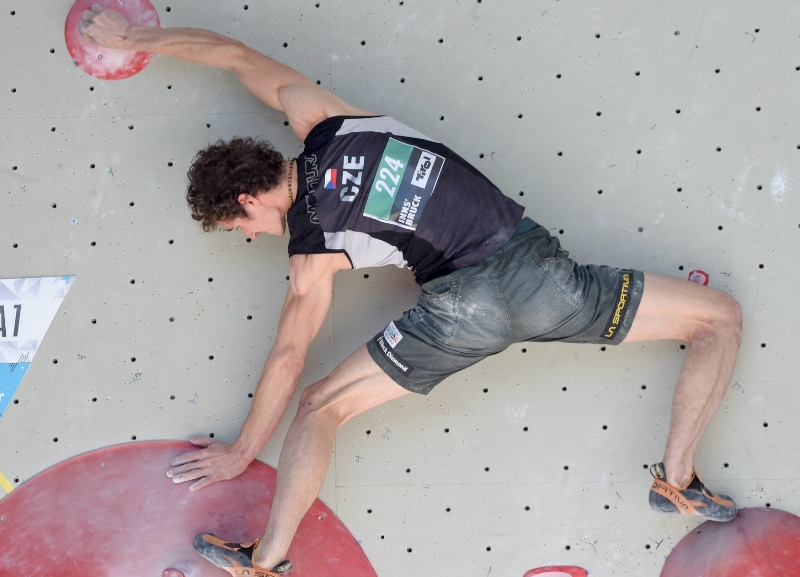 Lezec Adam Ondra získal stříbro v olympijské kombinaci.