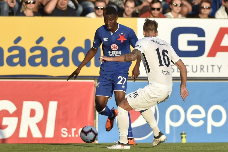 Ibrahim Traoré (vlevo) oslavil debutem za Slavii třicáté narozeniny.