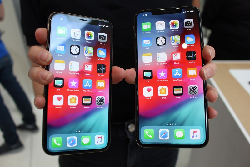 iPhone XS (vlevo) a iPhone XS MAX.