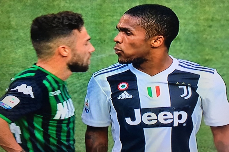 Douglas Costa plivl soupeři do obličeje.