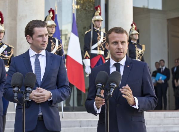 Zleva rakouský kancléř Sebastian Kurz a francouzský prezident Emmanuel Macron.