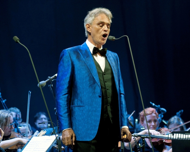 Nevidomý italský tenorista Andrea Bocelli patří k nejslavnějším italským zpěvákům.