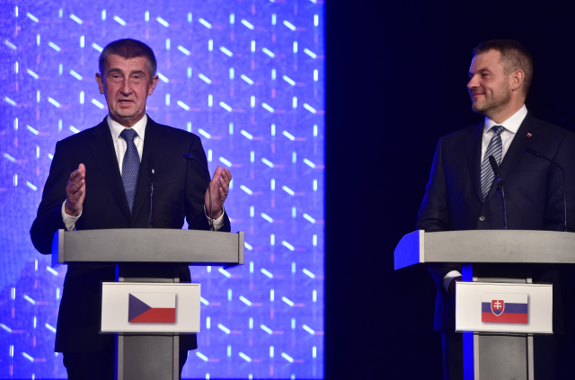 Český premiér Andrej Babiš (vlevo) a slovenský předseda vlády Peter Pellegrini.