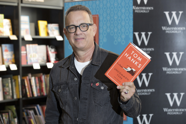 Americký herec Tom Hanks se svou knihou povídek.