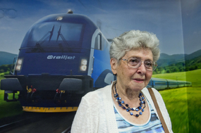 Milena Grenffelová-Bainesová při křtu Wintonova salonku na Hlavním nádraží v Praze. (2017)