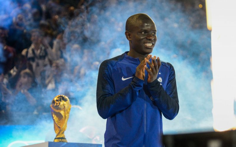 N'Golo Kante strávil příjemný večer s fanoušky soupeře. 