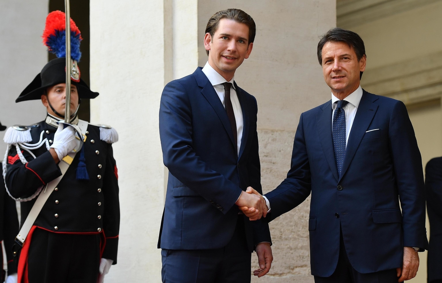 Rakouský kancléř Sebastian Kurz (vlevo) při úterním setkání s italským premiérem Giuseppem Contem.