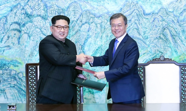 Zleva Kim Čong-un a jihokorejský prezident Mun Če-in.