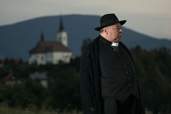 Norbert Lichý v roli faráře a básníka.