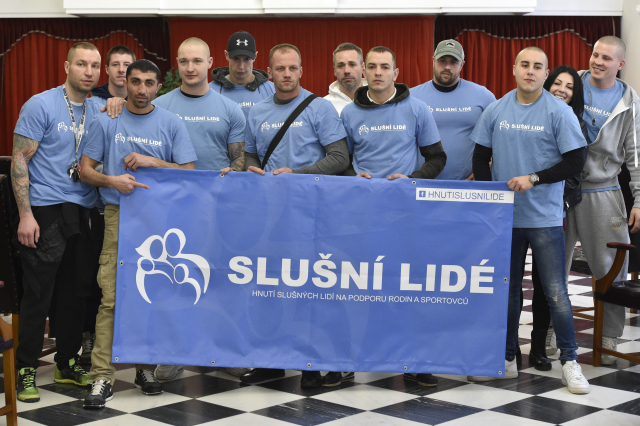 Členové hnutí Slušní lidé.