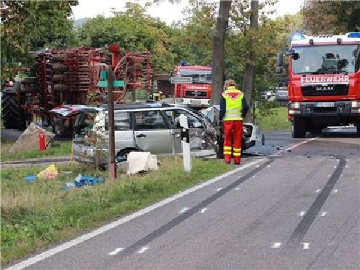 Po srážce auta s traktorem v Sasku se zranili čtyři Češi.
