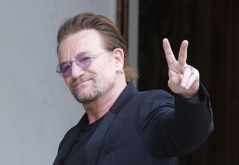 Frontman známé irské skupiny U2 Bono.