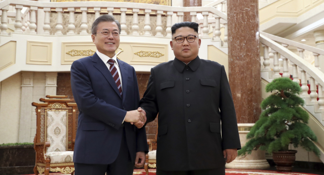 Zleva Mun Če-in a Kim Čong-un. Zleva Mun Če-in a Kim Čong-un.