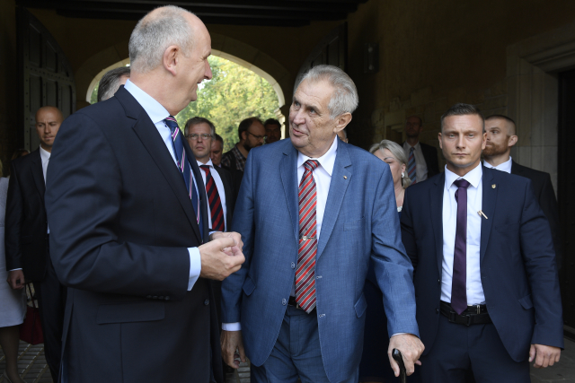 Vlevo premiér Braniborska Dietmar Woidtkea prezident ČR Miloš Zeman.