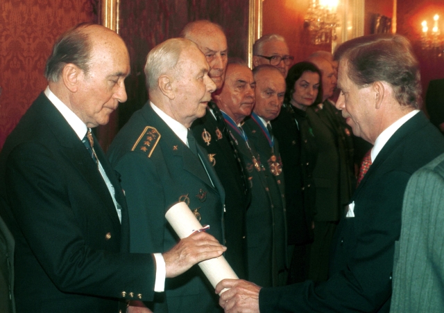 Václav Havel předává vyznamenání Miloši Knorrovi (vlevo). 