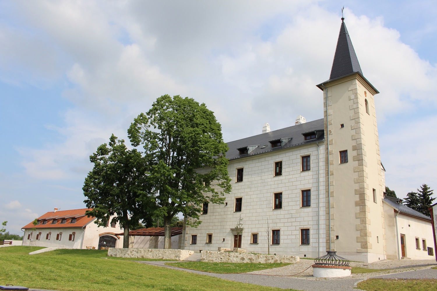 Muzeum autíček se nachází v gotické tvrzi Příseka.