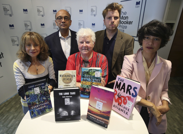 Panel porotců Man Bookerovy ceny. Zleva: Jacqueline Roseová, Kwame Anthony Appiah, Val McDermidová, Leo Robson a Leanne Shaptonová.