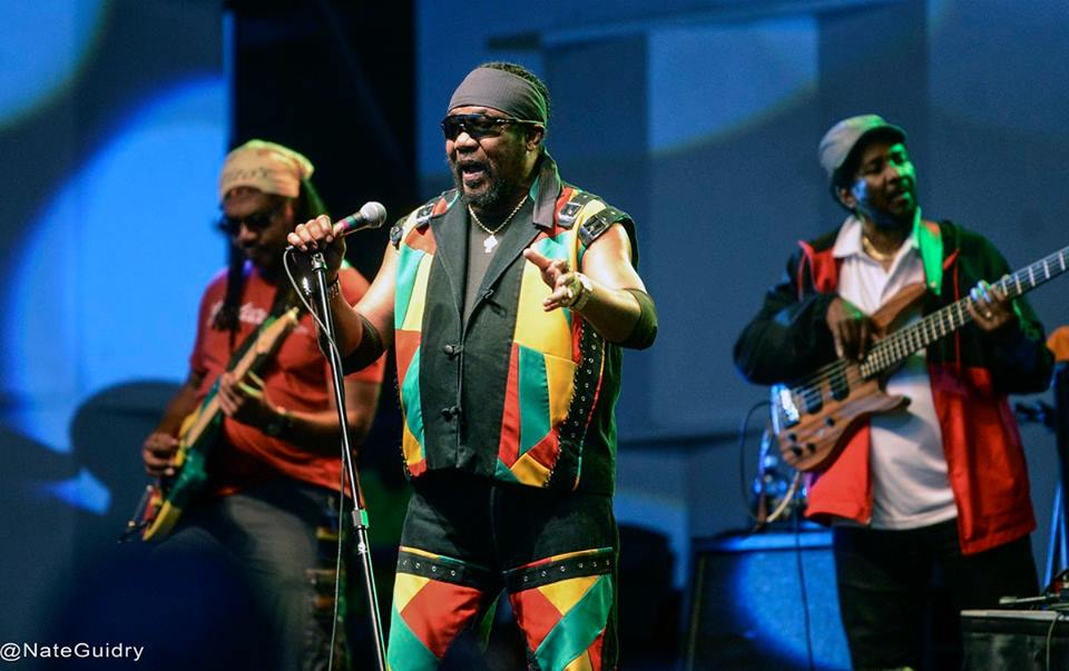 Zpěvák Toots Hibbert s kapelou The Maytals.