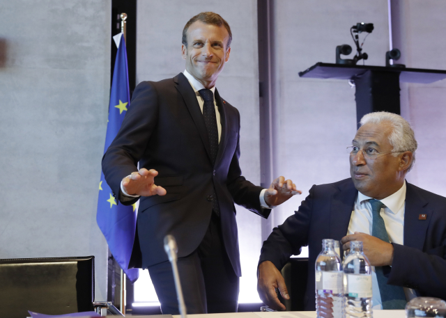Francouzský prezident Emmanuel Macron (vlevo) a předseda portugalské vlády António Costa. 