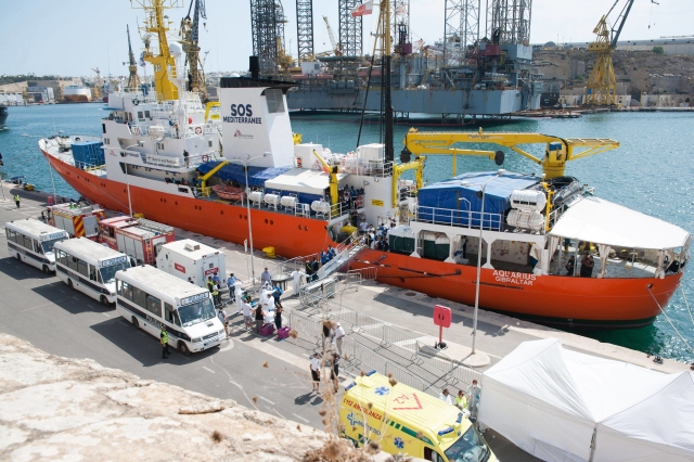 Loď Aquarius zachránila 11 migrantů u Libye, hledá přístav.