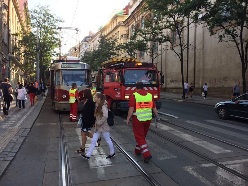 Místo tramvají zatím jezdí v centru Prahy náhradní autobusy X22.