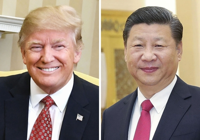 Čínský prezident Si Ťin-pching (vpravo) hlava USA Donald Trump.