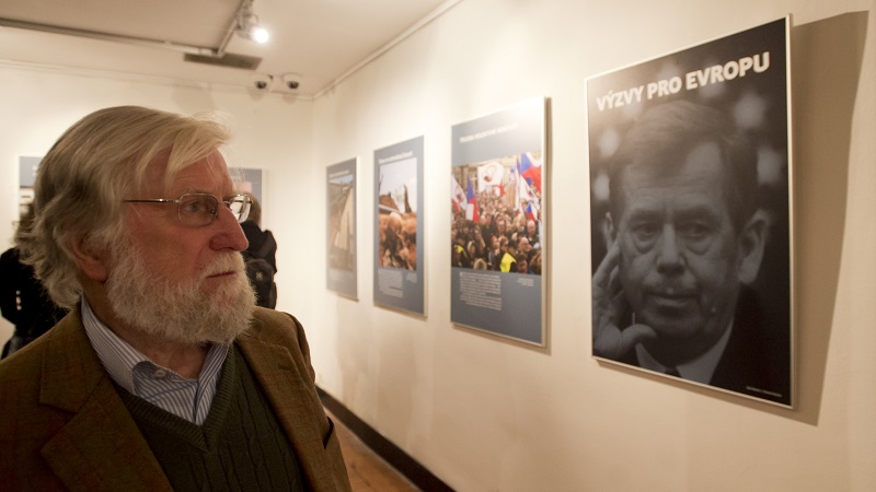 Ivan M. Havel pozoruje snímek svého bratra, prvního českého prezidenta, Václava.