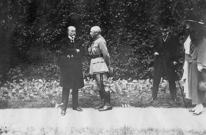 První československý prezident Tomáš Gariggue Masaryk (vlevo) a francouzský generál Maurice César Joseph Pellé.