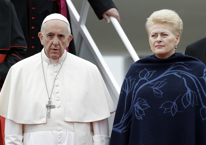 Papež František a litevská prezidentka Dalia Grybauskaiteová.