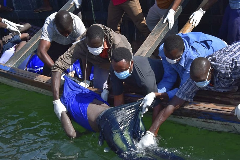 Při nehodě trajektu u Viktoriina jezera v Tanzanii zemřelo více než 160 osob.