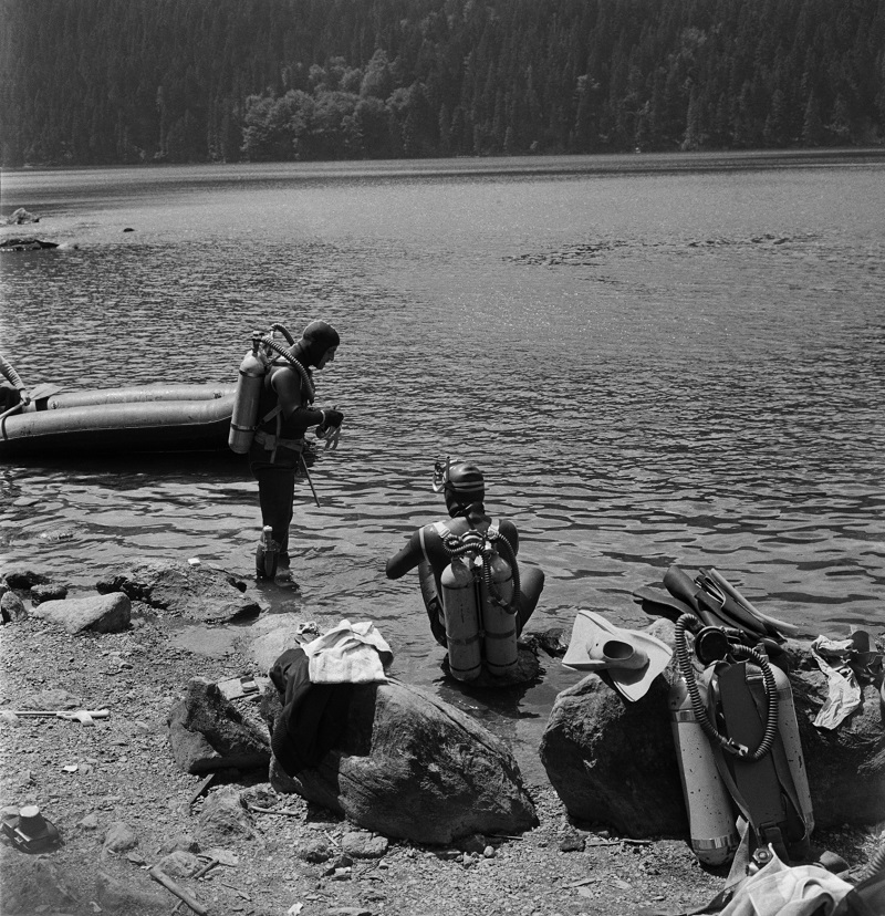 Potápěči na Čertově jezeře v červenci 1964.