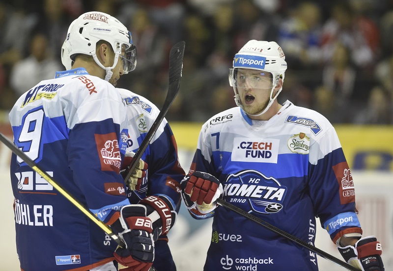 Hokejisté Komety Brno se radují z branky vstřelené do sítě Olomouce. Hokejisté Komety Brno se radují z branky vstřelené do sítě Olomouce.